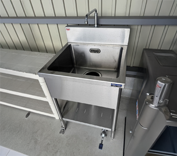 Whitepit和歌山大浦店のフットペダル式シンク